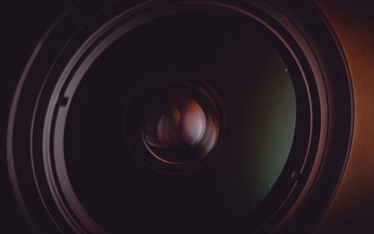 Detalle de un sensor de cámara y lente óptico.