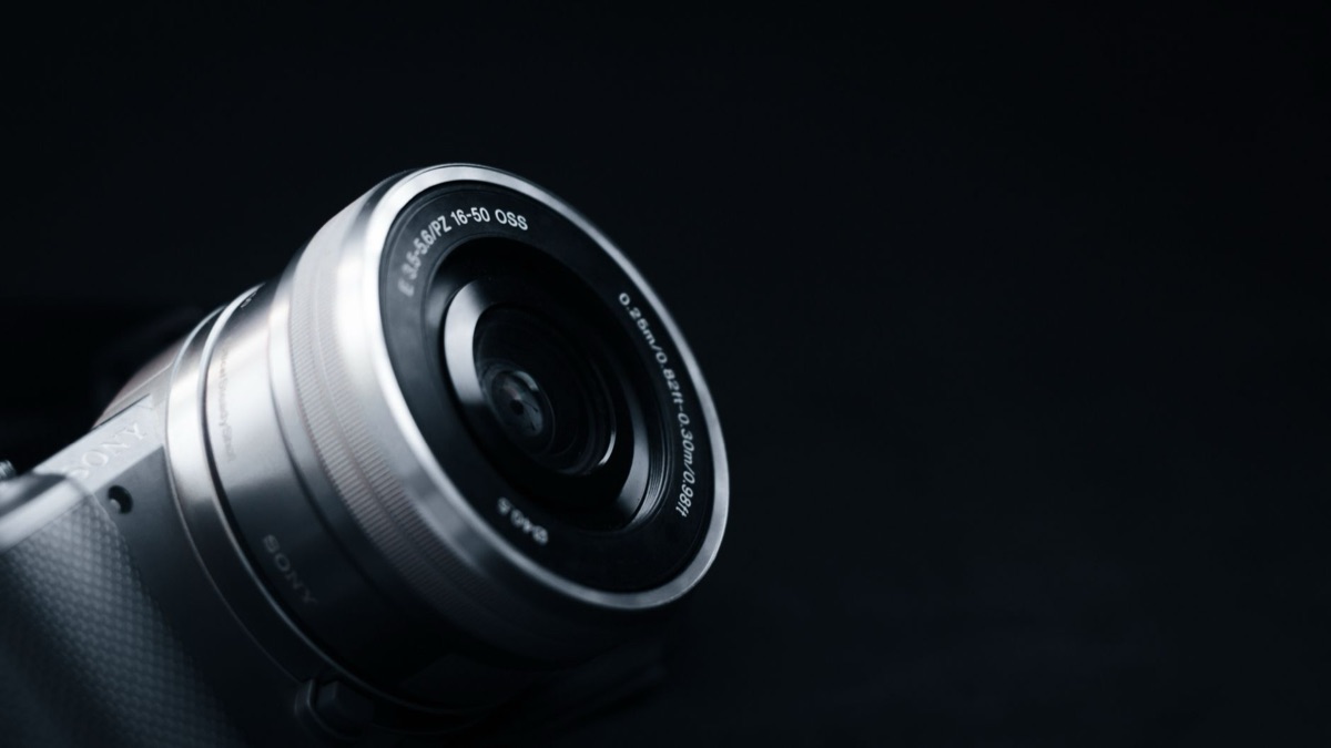 Dettaglio dell'obiettivo di una fotocamera digitale compatta