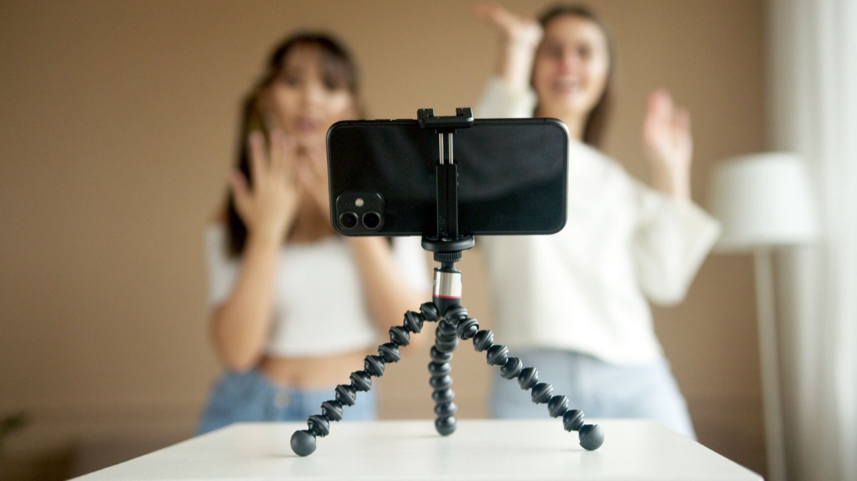 Setup per vlogging con treppiede e attrezzatura leggera