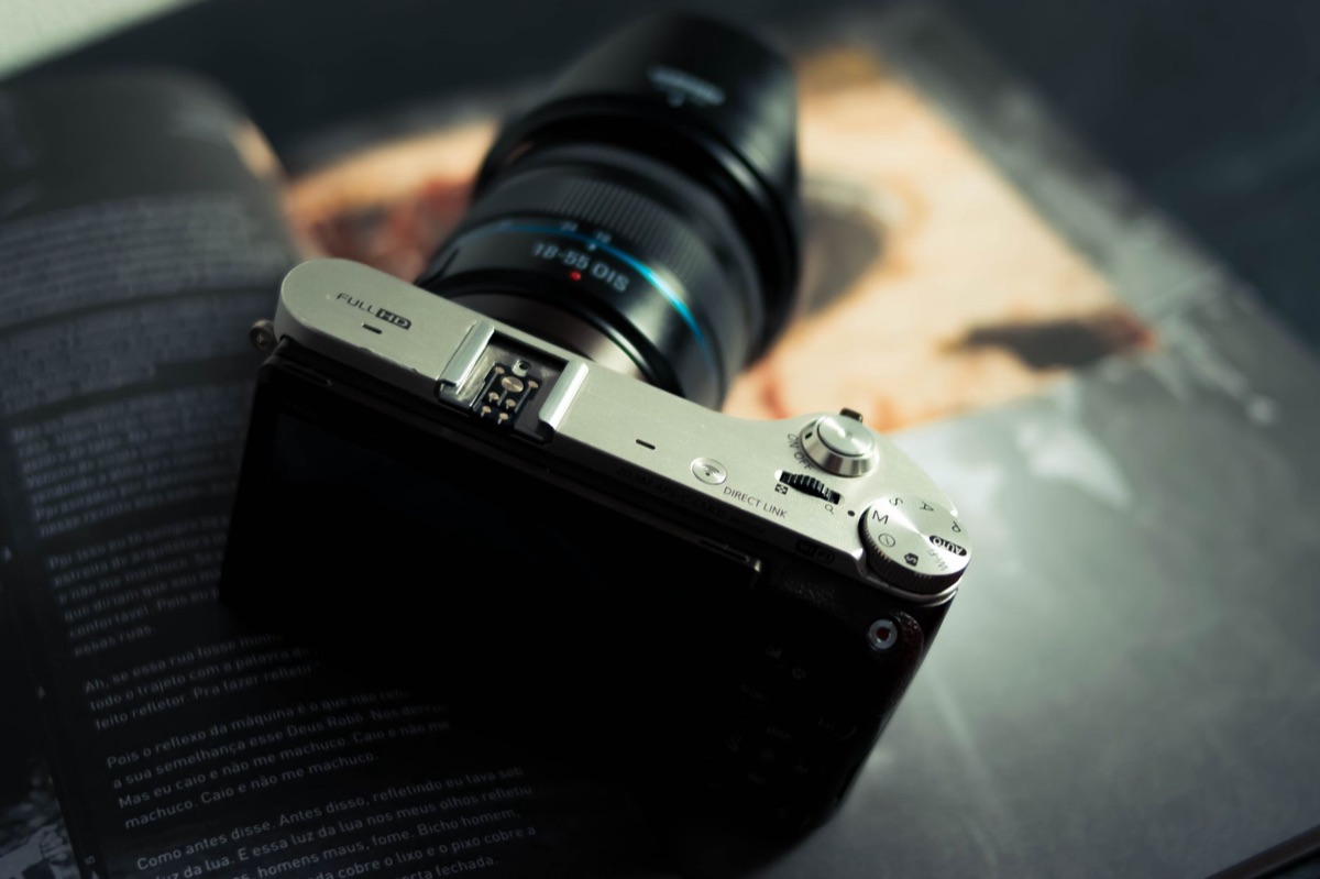 Cuerpo de cámara mirrorless con objetivo profesional.