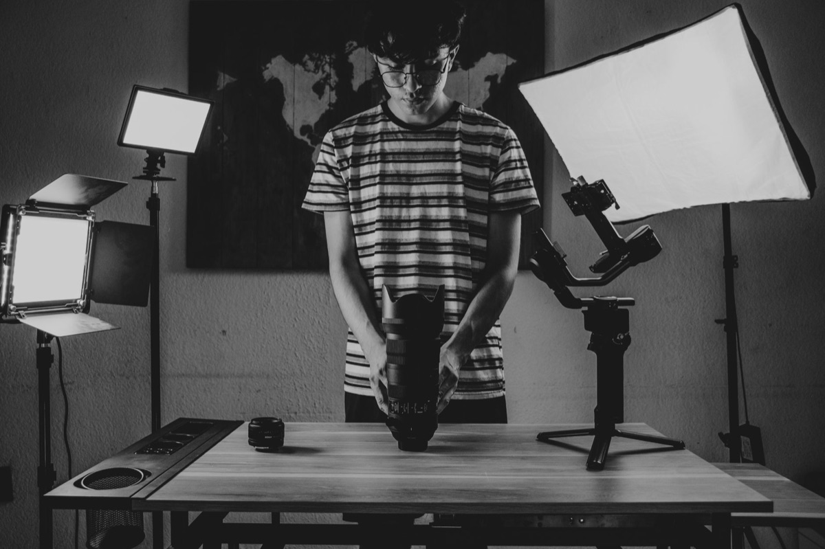 Equipo de fotografía profesional listo para usar.