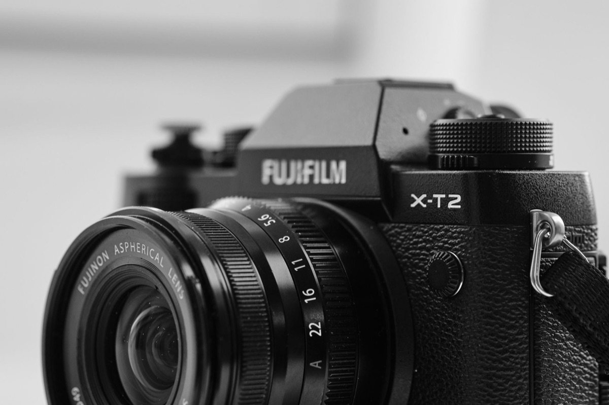Corpo de uma câmera mirrorless moderna com lente profissional.