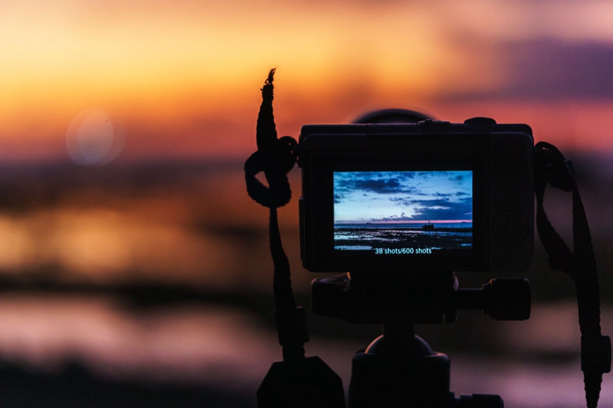 Une caméra mirrorless sur une tripe