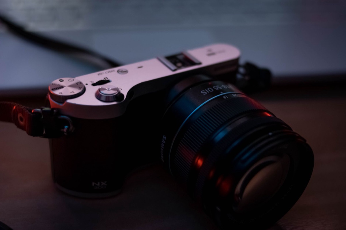 Une caméra mirrorless avec objectif