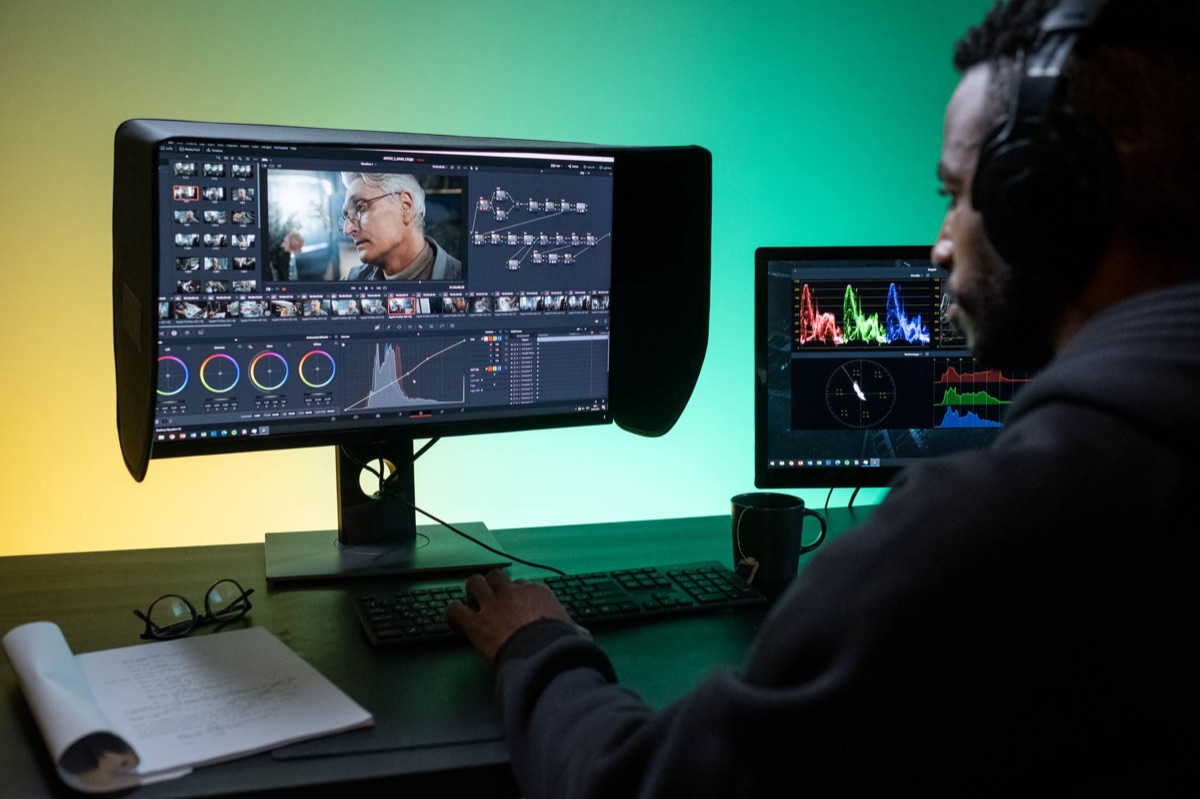 Arbeitsplatz für professionellen Videoschnitt mit Monitoren.