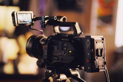 Camcorder vs Mirrorless: 5 Key Differences for Pros