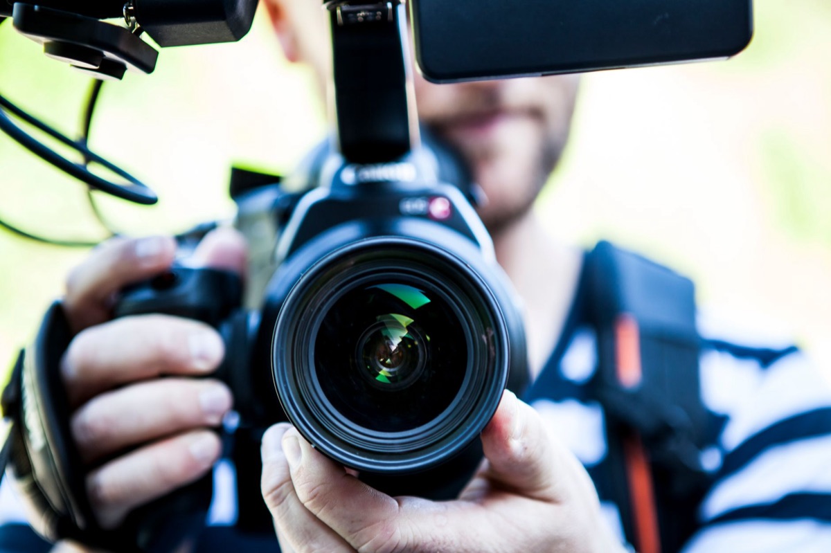 Primer plano de un objetivo de cámara de video profesional.