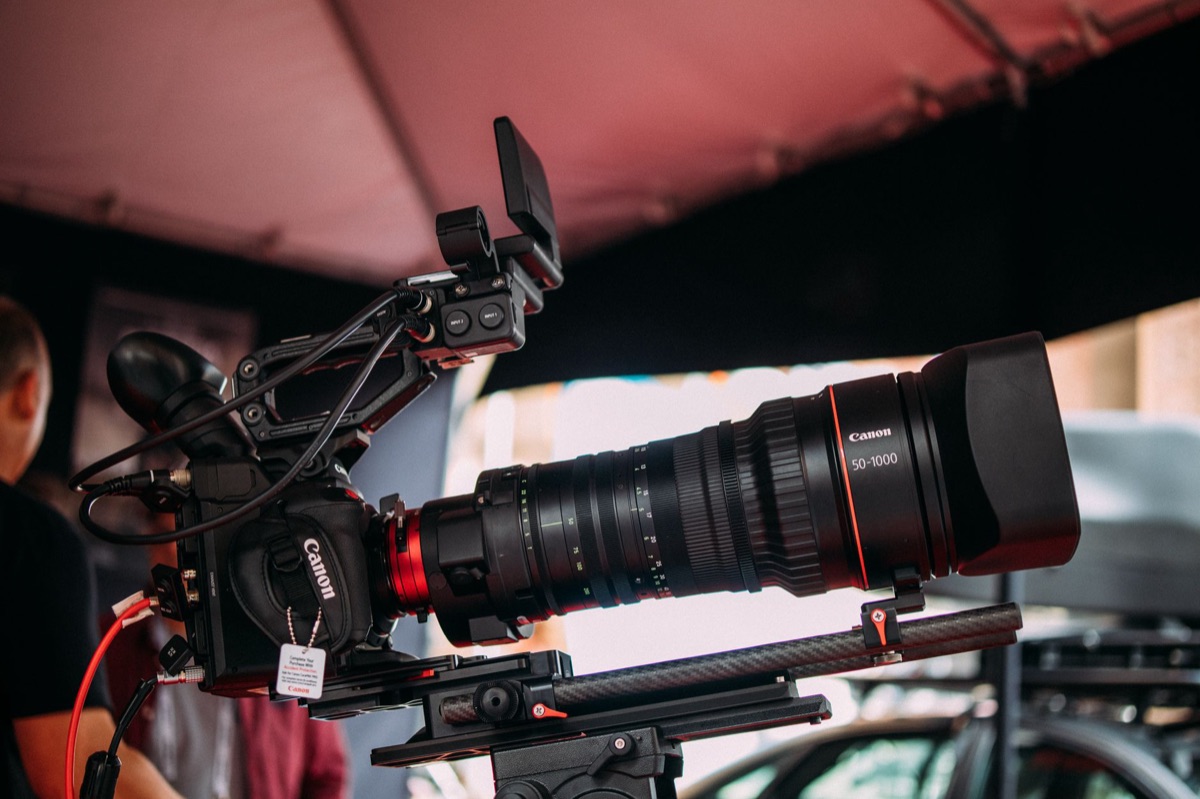 Gros plan sur l'objectif d'un camécopeur de cinéma professionnel.