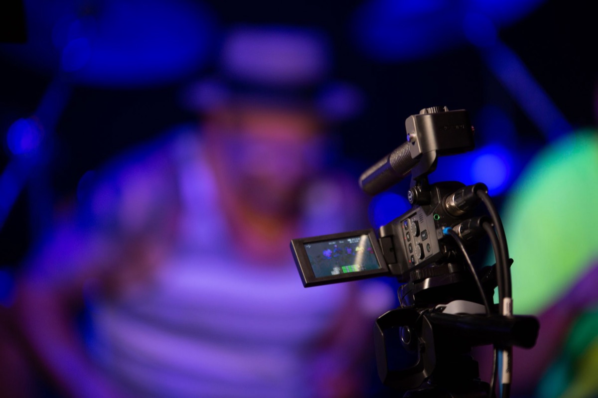 Primo piano dell'obiettivo di una videocamera portatile