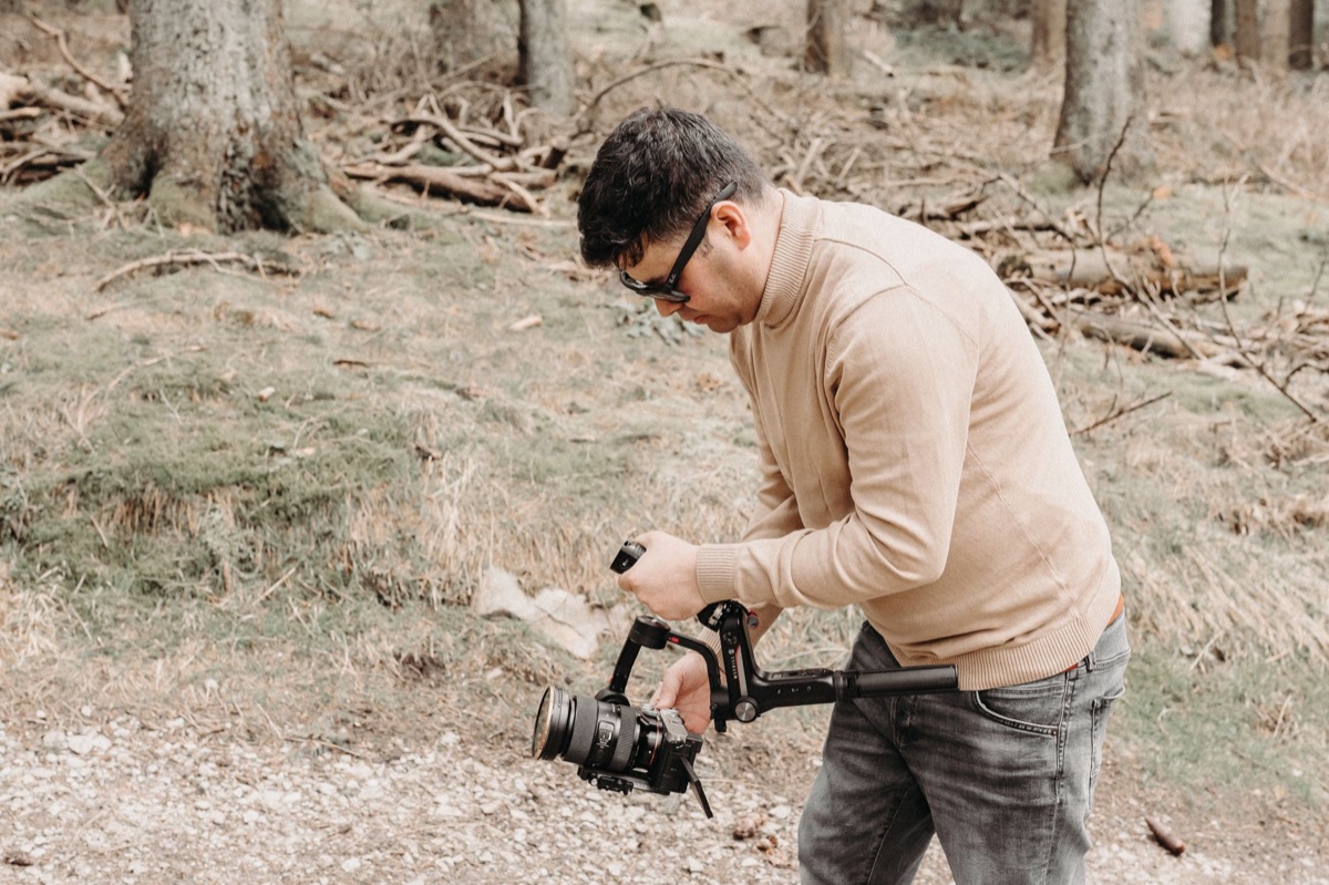 Attrezzatura per videomaker con gimbal e videocamera