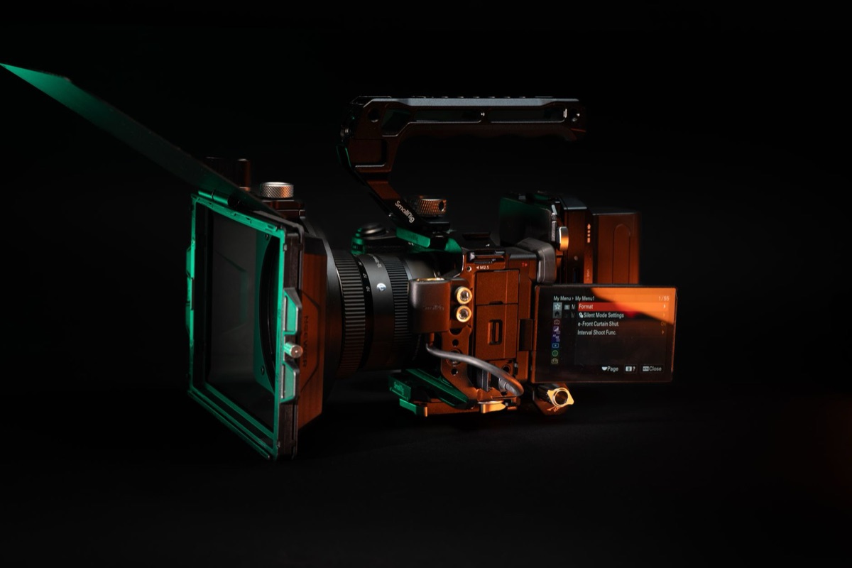 Professionele cinema camera met lens en rig.