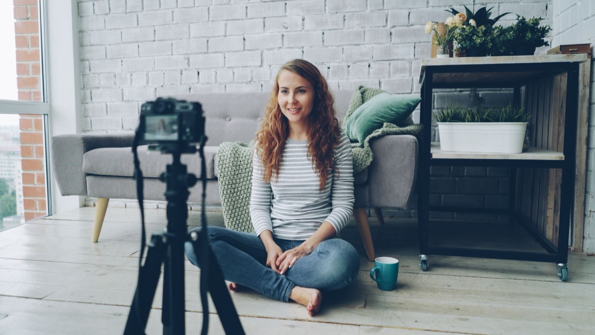 Compacte camera op een statief voor vlogging.