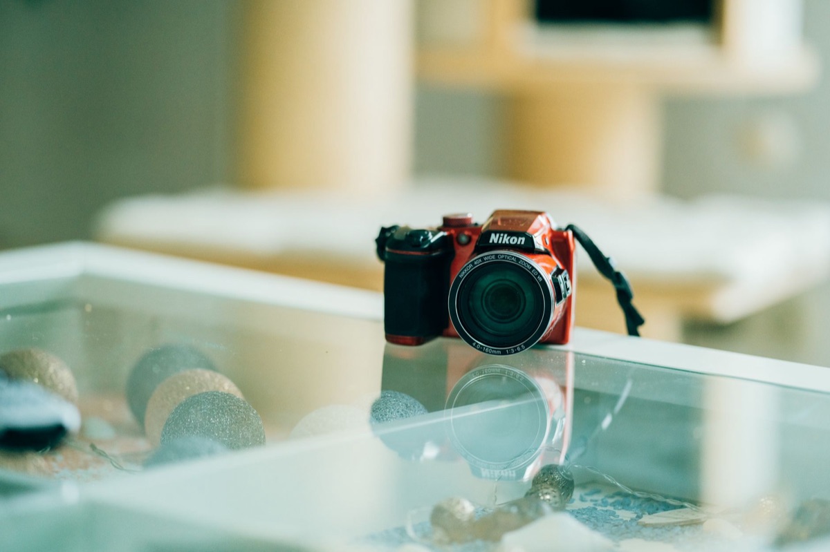 Dettaglio della lente di un obiettivo fotografico.
