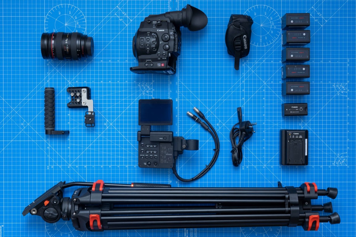 Een stevig camerastativ op een houten vloer.