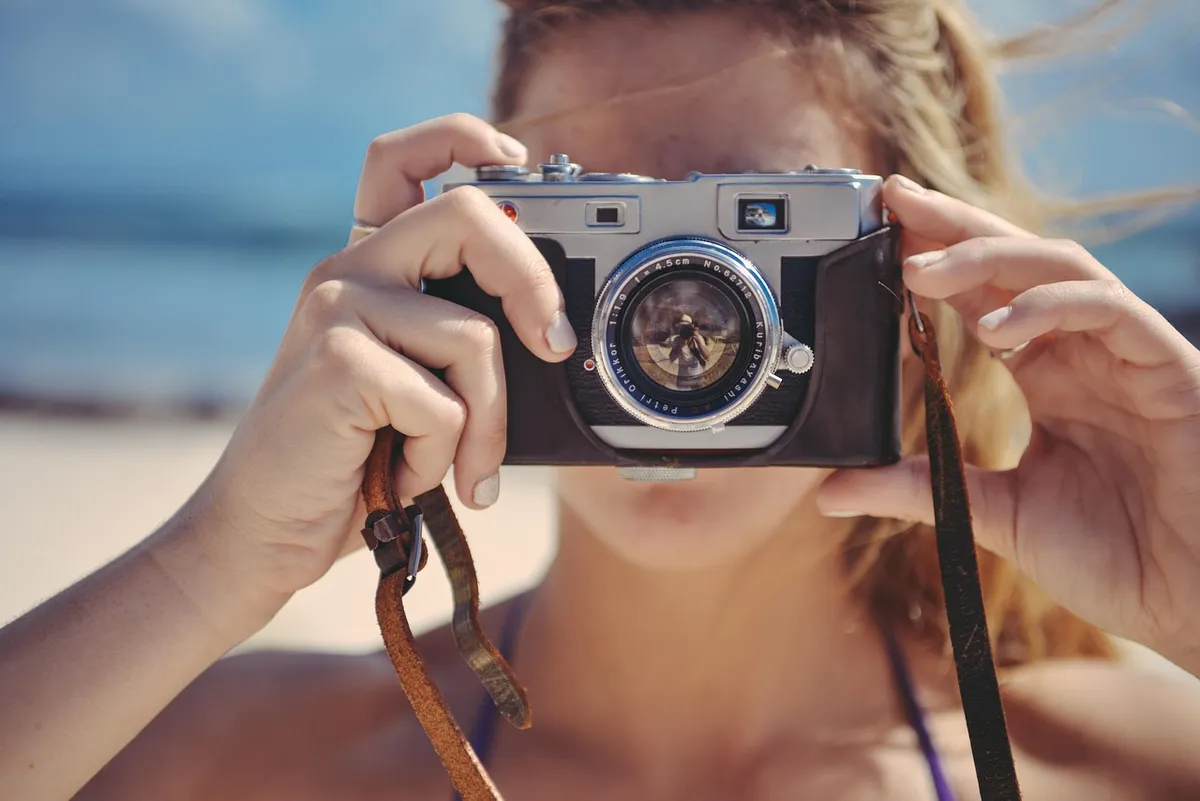 Blond、女性、撮影中、写真、写真、ヴィンテージ、カメラ、ライフスタイル、写真、レトロ、フォトグラファー、フィルムカメラ、古いカメラ、オールドタイム、ナショアル、写真、カメラ