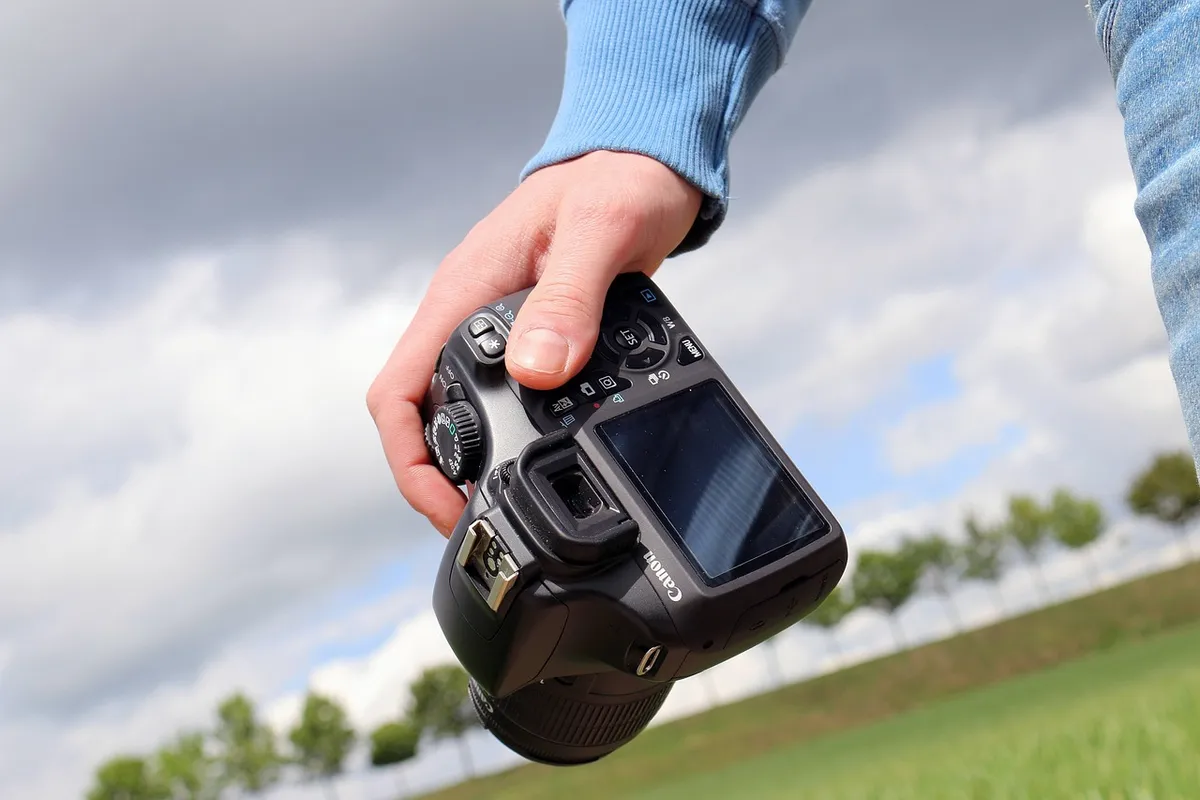 photo, camera, photography, digital, nature, cam, digital camera, holding, photographer, picture, photos, photo shooting, dslr, job, people, shoots, cannon, tec