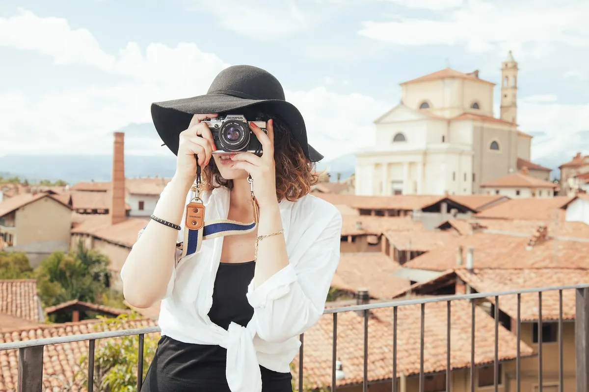 photographer, tourist, snapshot, taking photos, taking pictures, camera, photo, photography, travel, photograph, people, girl, woman, shot, female, adult, hat,