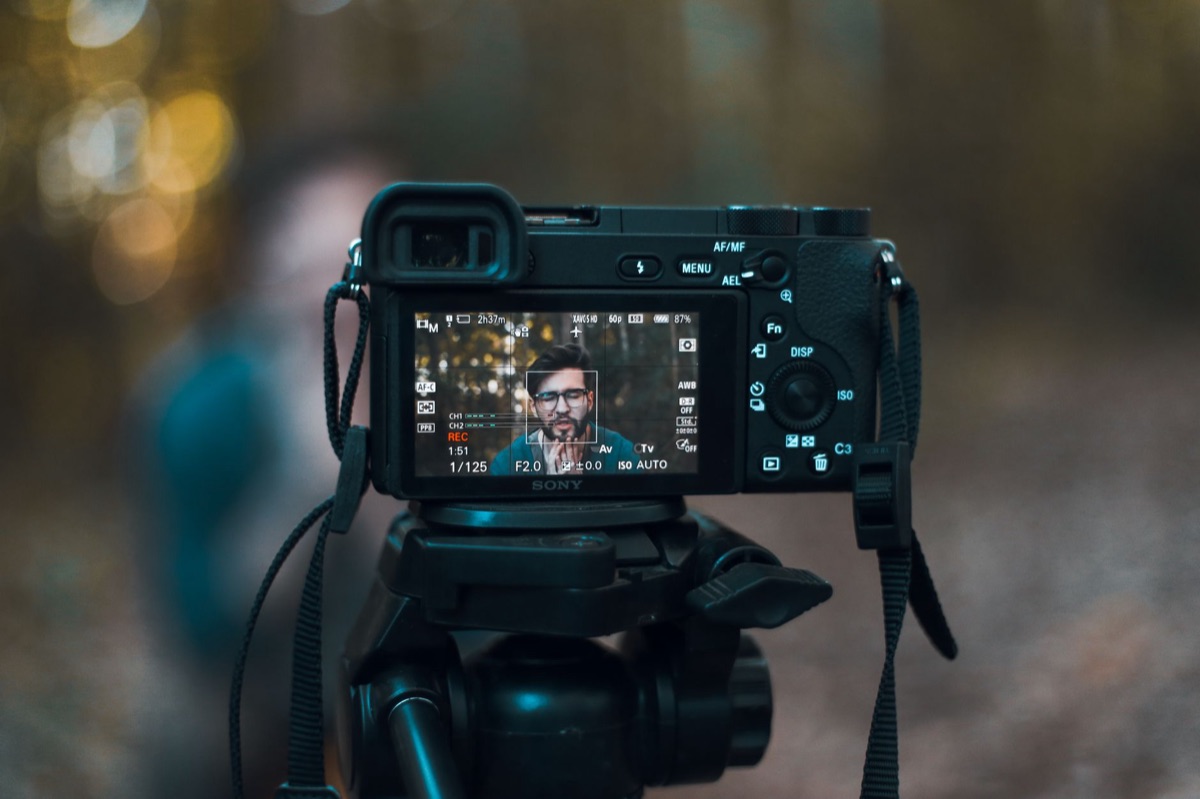 Mirrorless camera body with tripod