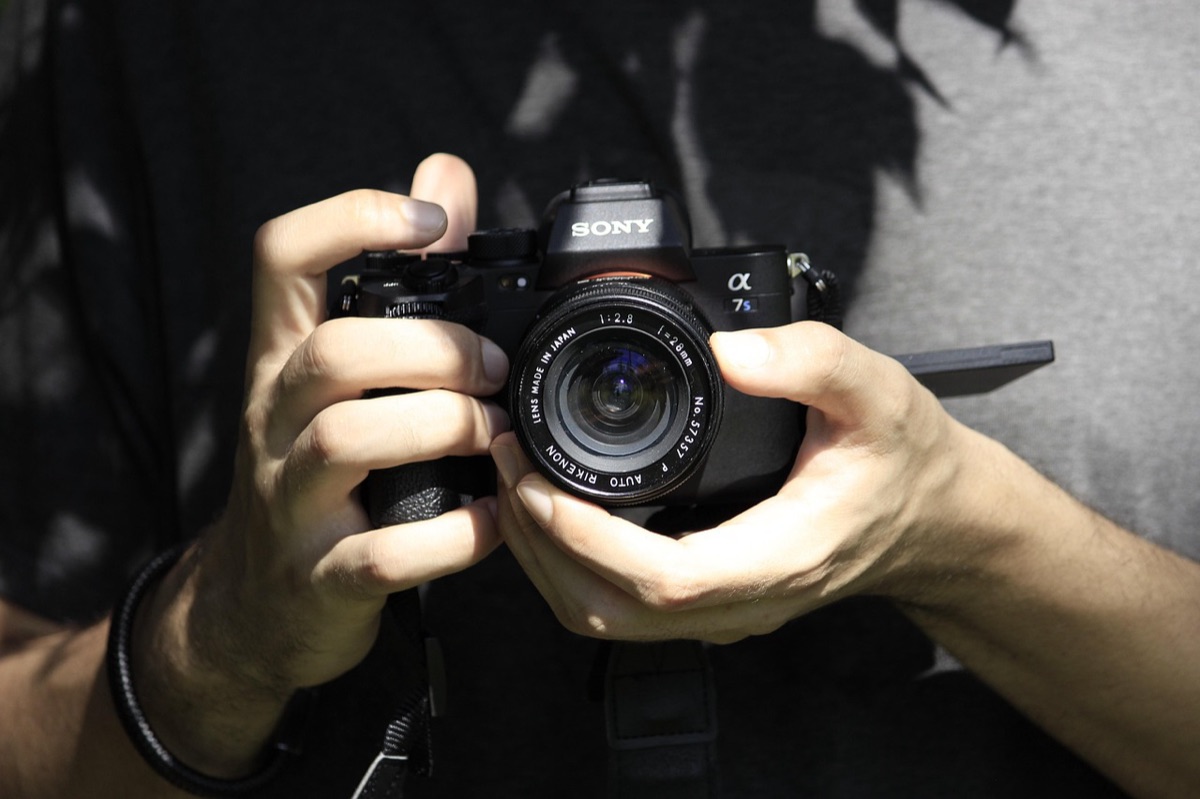 Sony A6100 und Sigma 30mm Objektiv für Reisen.
